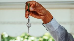 Travaux dans un logement loué : qui paie quoi entre propriétaire et locataire ?